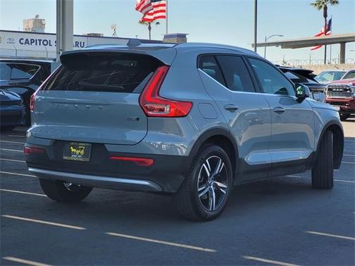 2025 Volvo XC40 B5 Core Bright Theme