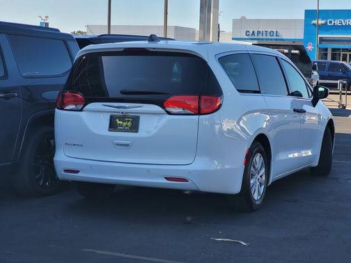 Bright White Clearcoat 2018 Chrysler Pacifica L