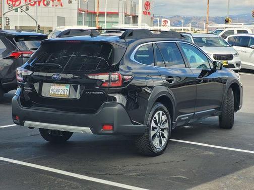 Crystal Black Silica 2023 Subaru Outback Limited