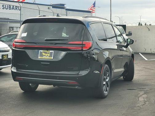 Diamond Black 2027 Chrysler Pacifica LIMITED