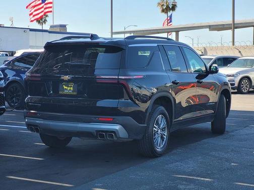 Mosaic Black Metallic 2025 Chevrolet Traverse LT