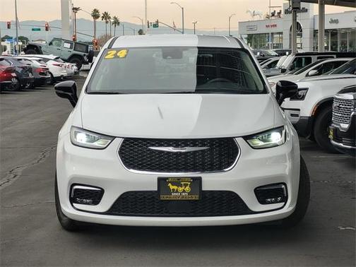 2024 Chrysler Pacifica Touring-L