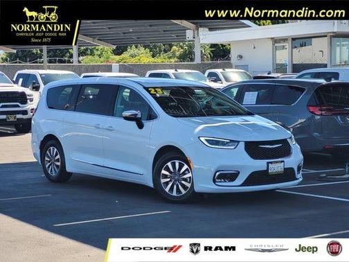 Bright White Clearcoat 2023 Chrysler Pacifica Hybrid Limited