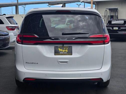 Bright White Clearcoat 2027 Chrysler Pacifica SELECT
