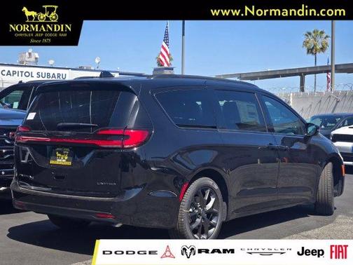 Diamond Black 2027 Chrysler Pacifica LIMITED