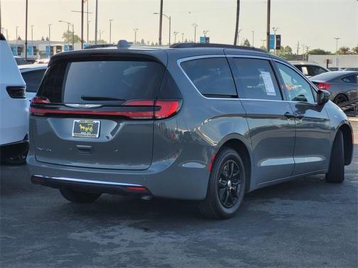 2022 Chrysler Pacifica Touring-L