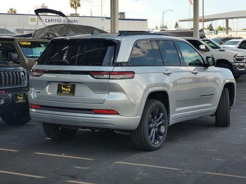 Silver Zynith 2026 Jeep Grand Cherokee Limited