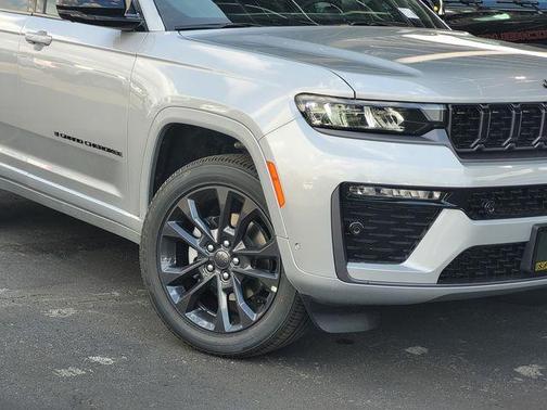 Silver Zynith 2026 Jeep Grand Cherokee Limited