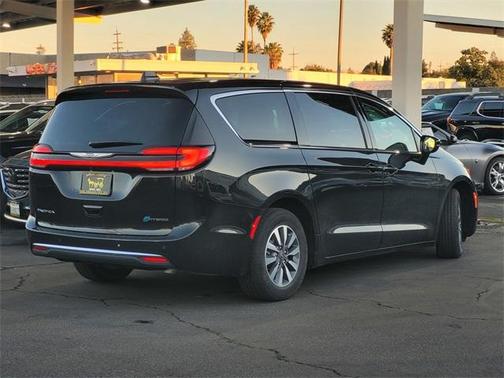 2024 Chrysler Pacifica Hybrid Select