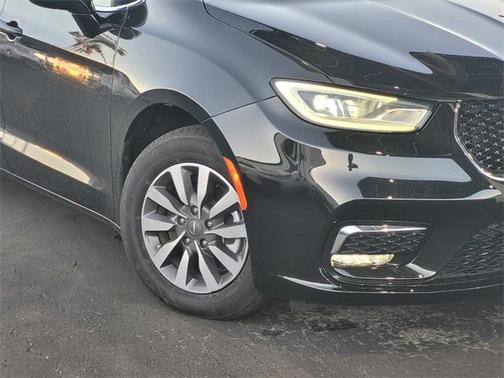 2024 Chrysler Pacifica Hybrid Select