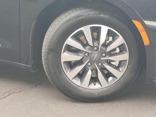 2024 Chrysler Pacifica Hybrid Select