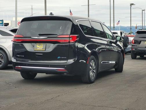 2024 Chrysler Pacifica Hybrid Select