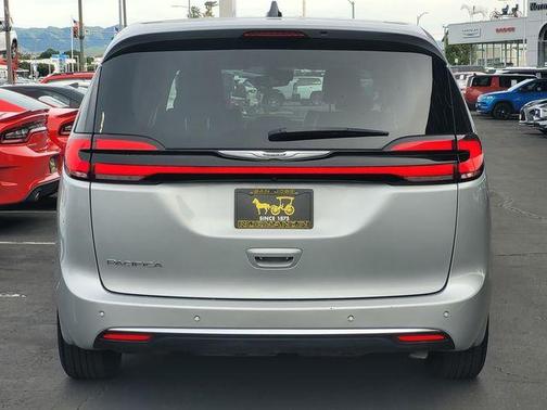 2024 Chrysler Pacifica Touring-L