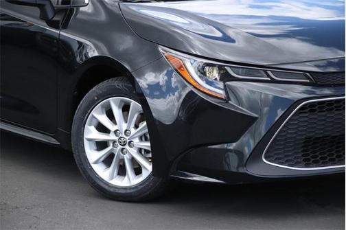 Photo 3 of 20 of 2020 Toyota Corolla XLE