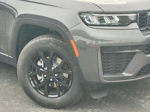 Metallic 2026 Jeep Grand Cherokee Laredo