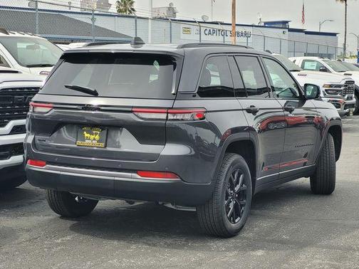 Metallic 2026 Jeep Grand Cherokee Laredo