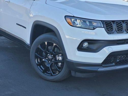 Bright White Clearcoat 2026 Jeep Compass Latitude