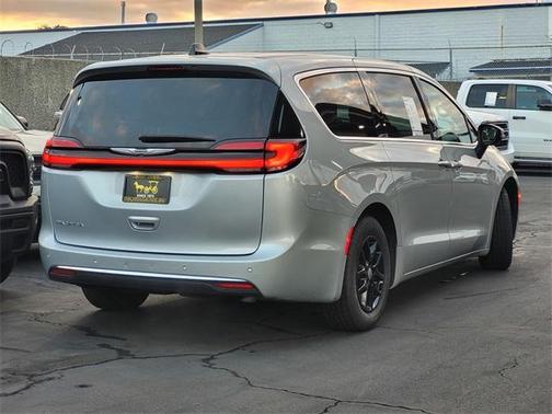 2023 Chrysler Pacifica Touring-L