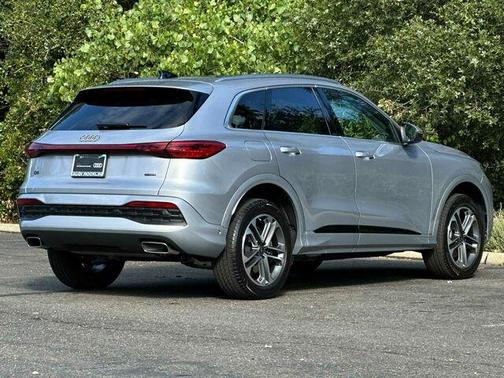 Florett Silver Metallic 2025 Audi Q5 2.0T quattro Premium