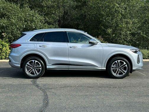 Florett Silver Metallic 2025 Audi Q5 2.0T quattro Premium