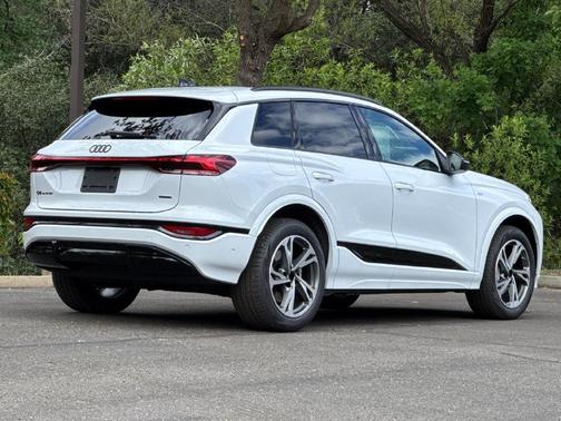 Glacier White Metallic 2027 Audi Q6 e-tron Premium Plus