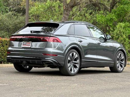 Daytona Gray Pearl Effect 2026 Audi Q8