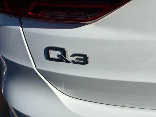 Glacier White Metallic 2022 Audi Q3 40 Premium