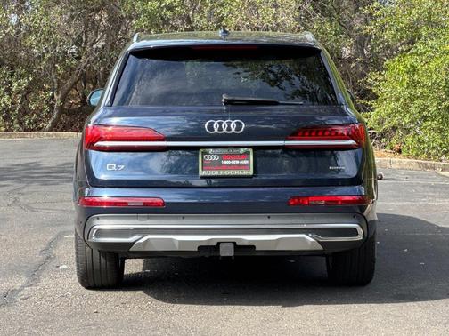 Waitomo Blue Metallic 2023 Audi Q7 45 Premium