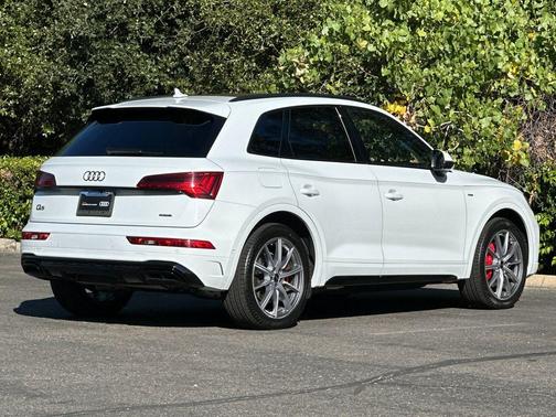 Glacier White Metallic 2024 Audi Q5 e 55 S line quattro Premium