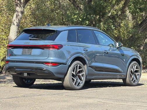 Plasma Blue Metallic 2027 Audi SQ6 e-tron Premium Plus