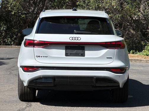 Glacier White Metallic 2027 Audi Q6 e-tron Premium Plus