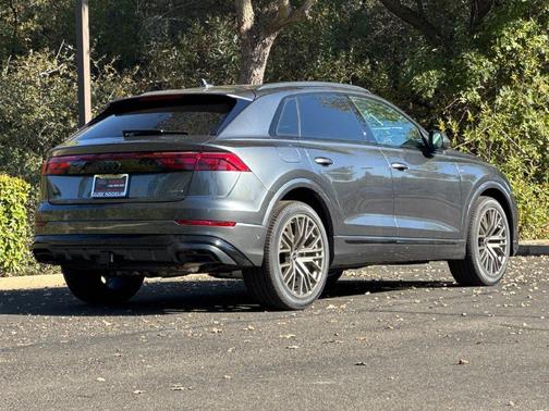 Daytona Gray Pearl 2027 Audi Q8