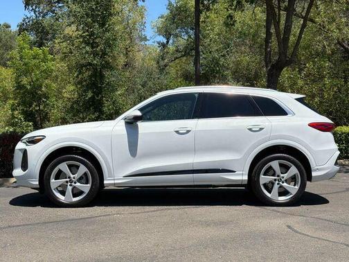 Glacier White Metallic 2025 Audi Q5 2.0T quattro Premium