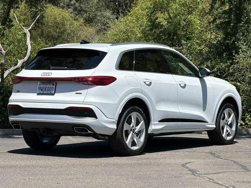 Glacier White Metallic 2025 Audi Q5 2.0T quattro Premium