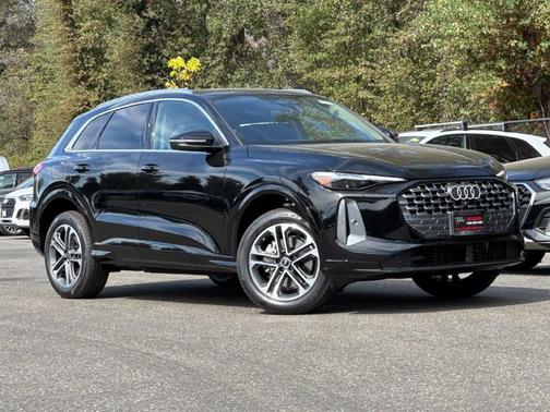 Mythos Black Metallic 2026 Audi Q5 PLUS