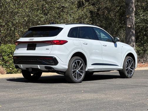 Glacier White Metallic 2026 Audi Q5 PRESTIGE