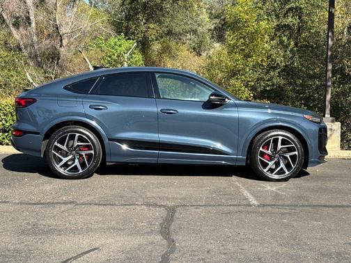 Plasma Blue Metallic 2027 Audi SQ6 e-tron Sportback Premium Plus