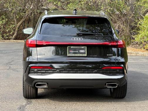 Mythos Black Metallic 2025 Audi Q5 2.0T quattro Premium