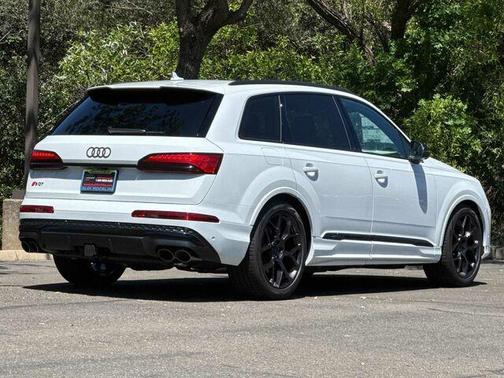 Glacier White Metallic 2026 Audi SQ7 PLUS