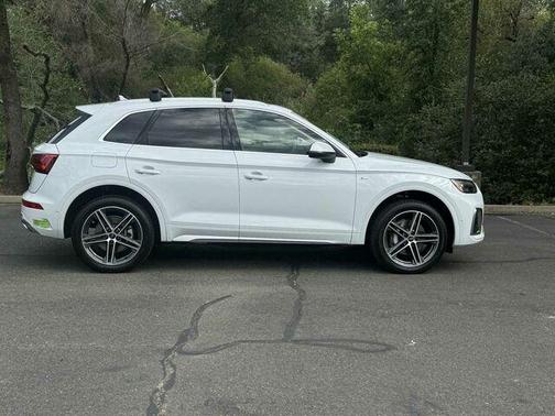 Glacier White Metallic 2023 Audi Q5 e 55 S line quattro Premium