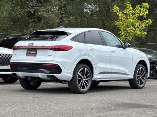Glacier White Metallic 2026 Audi Q5 PLUS