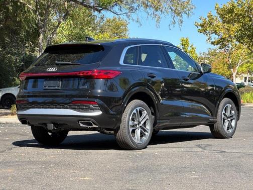 Mythos Black Metallic 2026 Audi Q5 PLUS