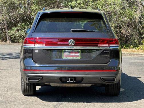 Deep Black Pearl Effect 2024 Volkswagen Atlas 2.0T SE