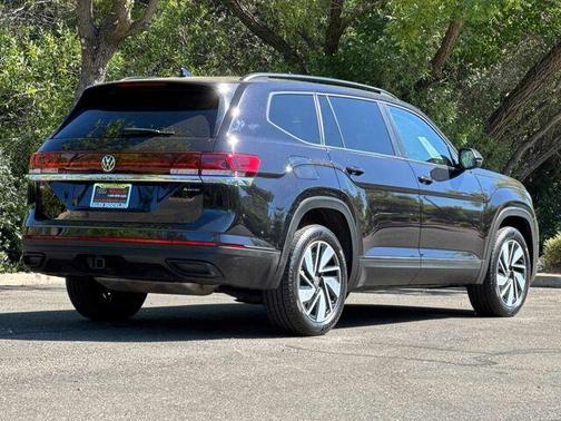 Deep Black Pearl Effect 2024 Volkswagen Atlas 2.0T SE