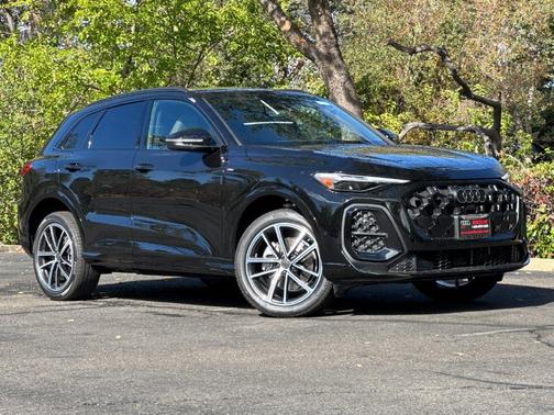 Mythos Black Metallic 2026 Audi Q5 PLUS