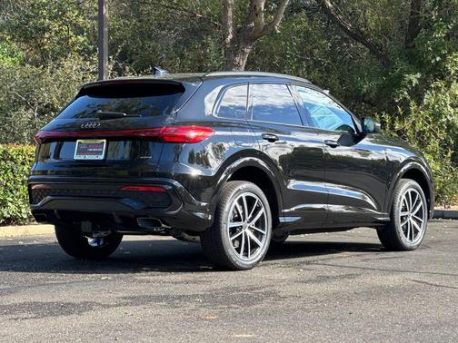 Mythos Black Metallic 2026 Audi Q5 PLUS