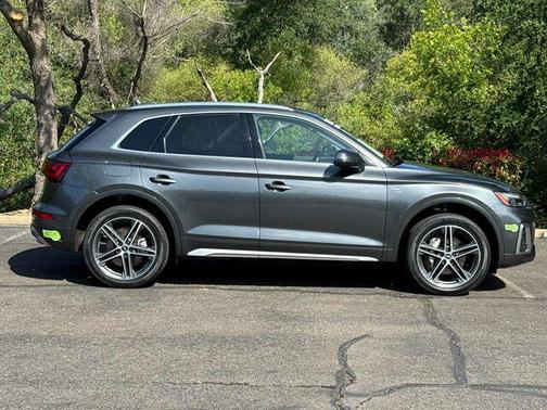Daytona Gray Pearl Effect 2023 Audi Q5 e 55 S line quattro Premium