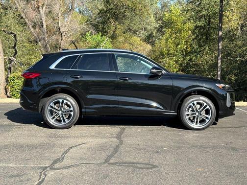 Mythos Black Metallic 2026 Audi Q5
