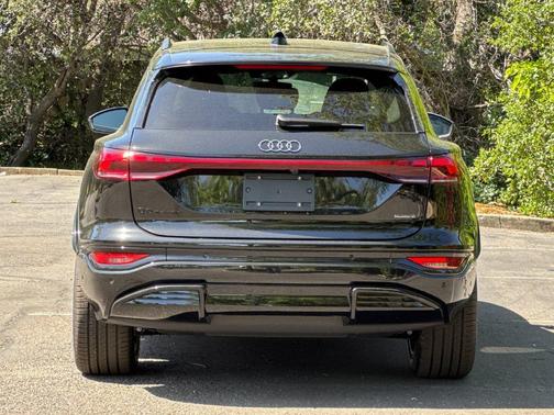 Mythos Black Metallic 2027 Audi Q6 e-tron Premium Plus