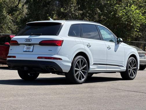 Glacier White Metallic 2026 Audi Q7 45 Premium Plus